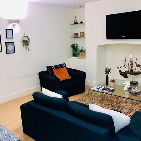 באת' Contemporary Large Apartment In An Ideal Location מראה חיצוני תמונה