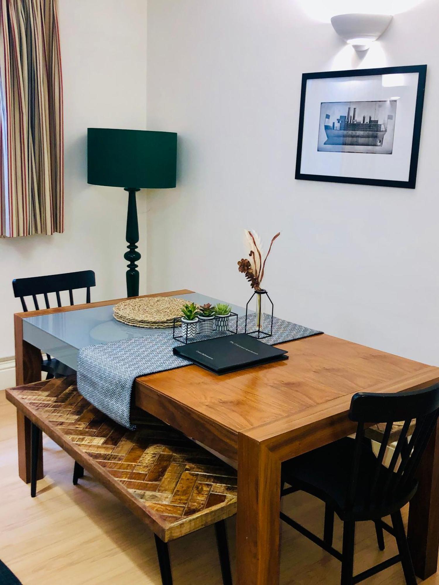 באת' Contemporary Large Apartment In An Ideal Location מראה חיצוני תמונה