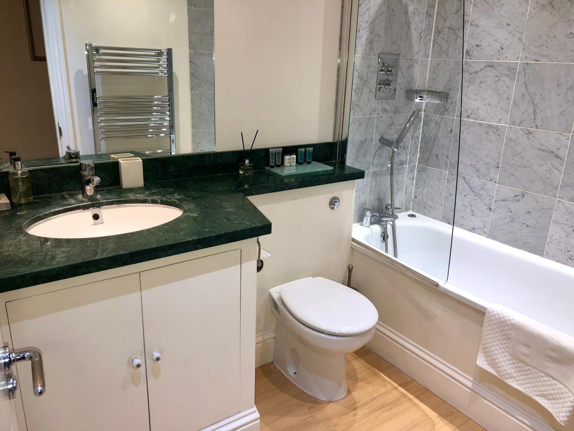 באת' Contemporary Large Apartment In An Ideal Location מראה חיצוני תמונה
