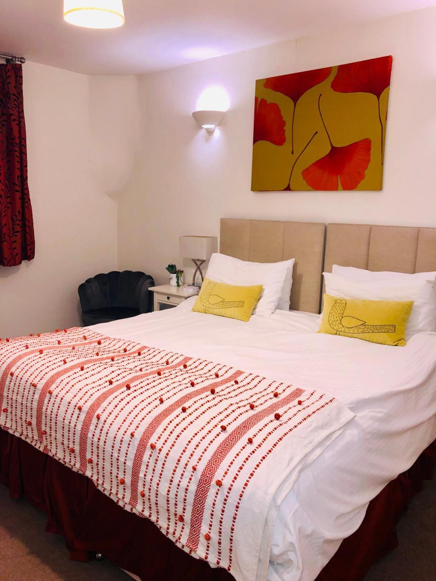 באת' Contemporary Large Apartment In An Ideal Location מראה חיצוני תמונה