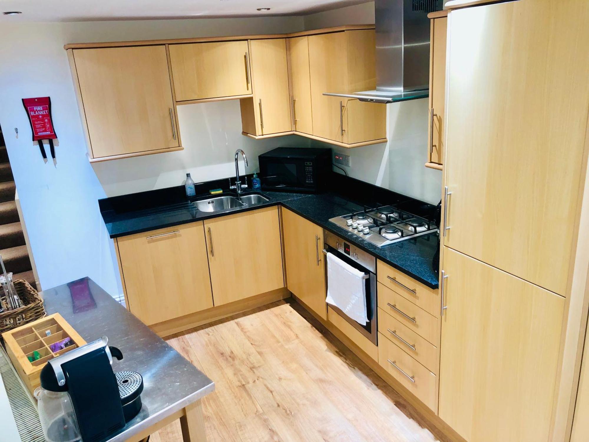 באת' Contemporary Large Apartment In An Ideal Location מראה חיצוני תמונה